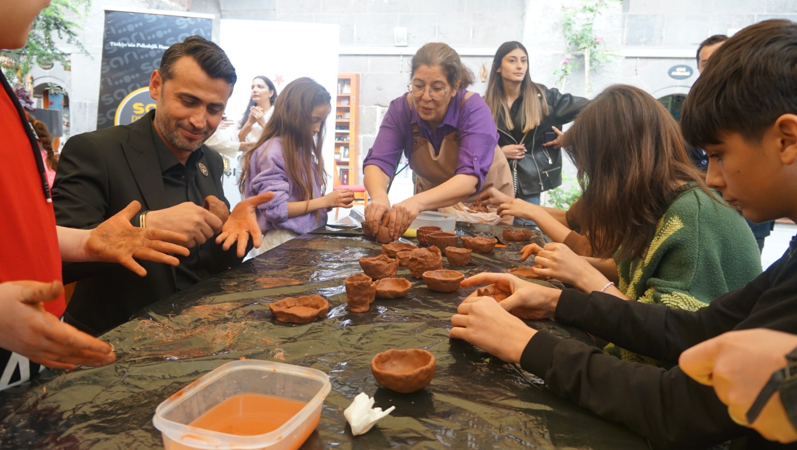 ‘Küçük Yürekler Büyük Hayaller’ projesince çocuklarla birlikte sanat etkinliği yapıldı